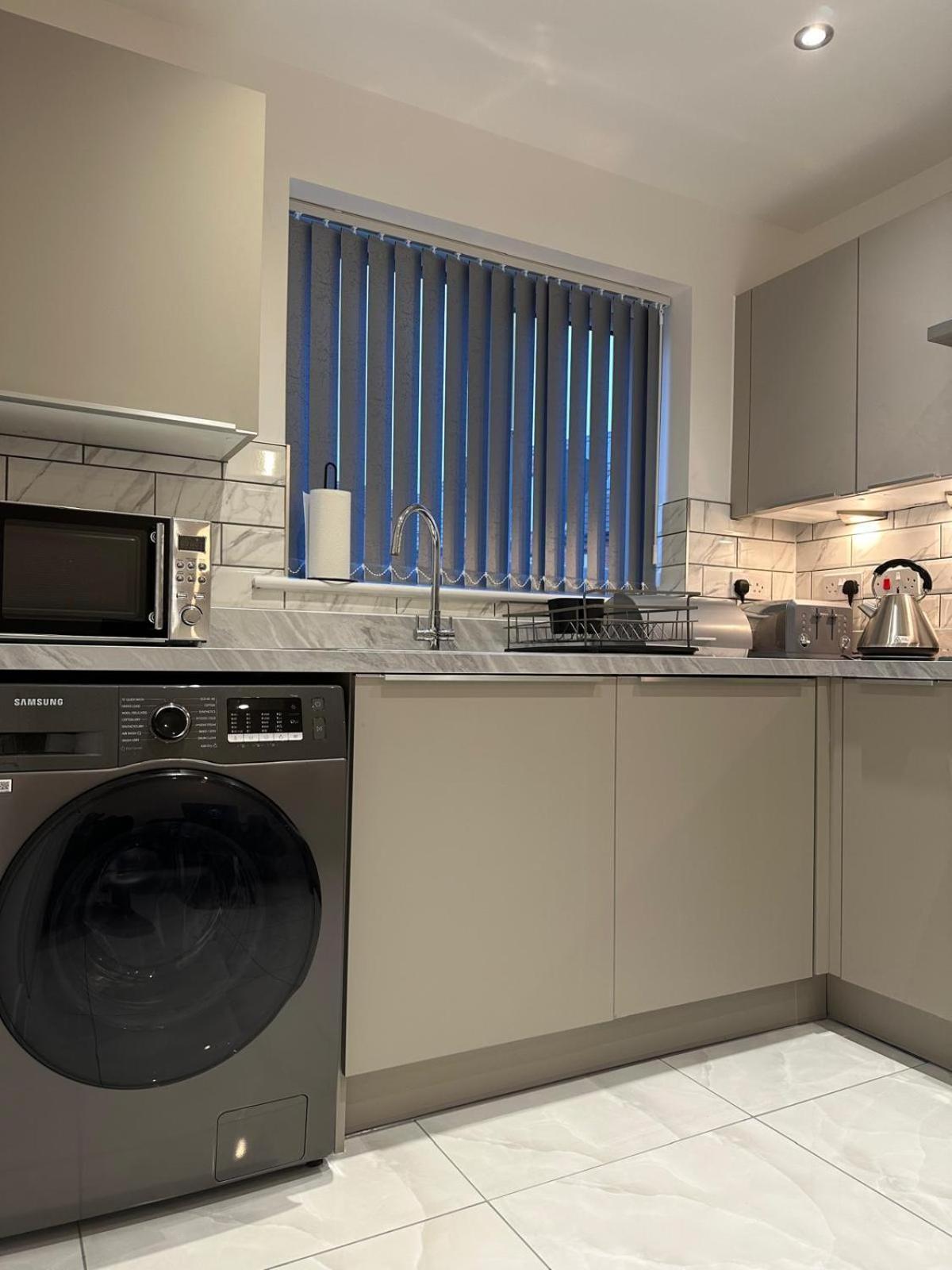 Lush King Ensuite In A Shared Home Manchester Extérieur photo